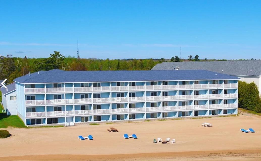 Grand Mackinaw Beachfront And Waterpark Mackinaw City Exterior foto